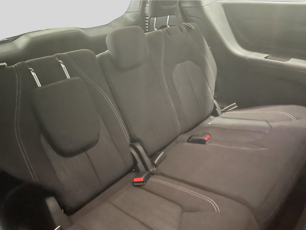 Used 2023 Chrysler Pacifica Touring image 11