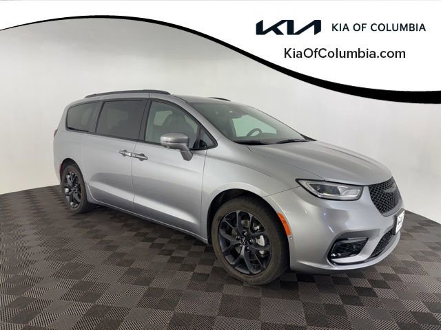 Used 2021 Chrysler Pacifica Limited w/ Uconnect Theater Family Group