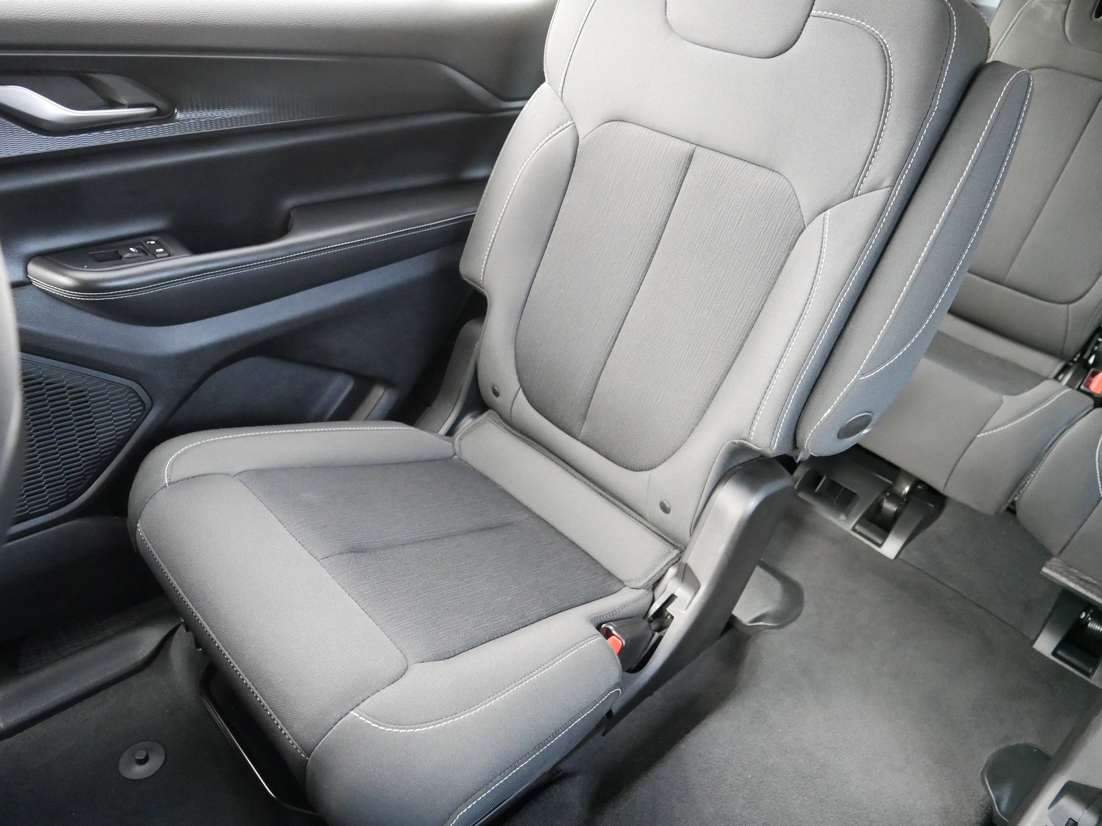 Used 2023 Jeep Grand Cherokee L Laredo image 12