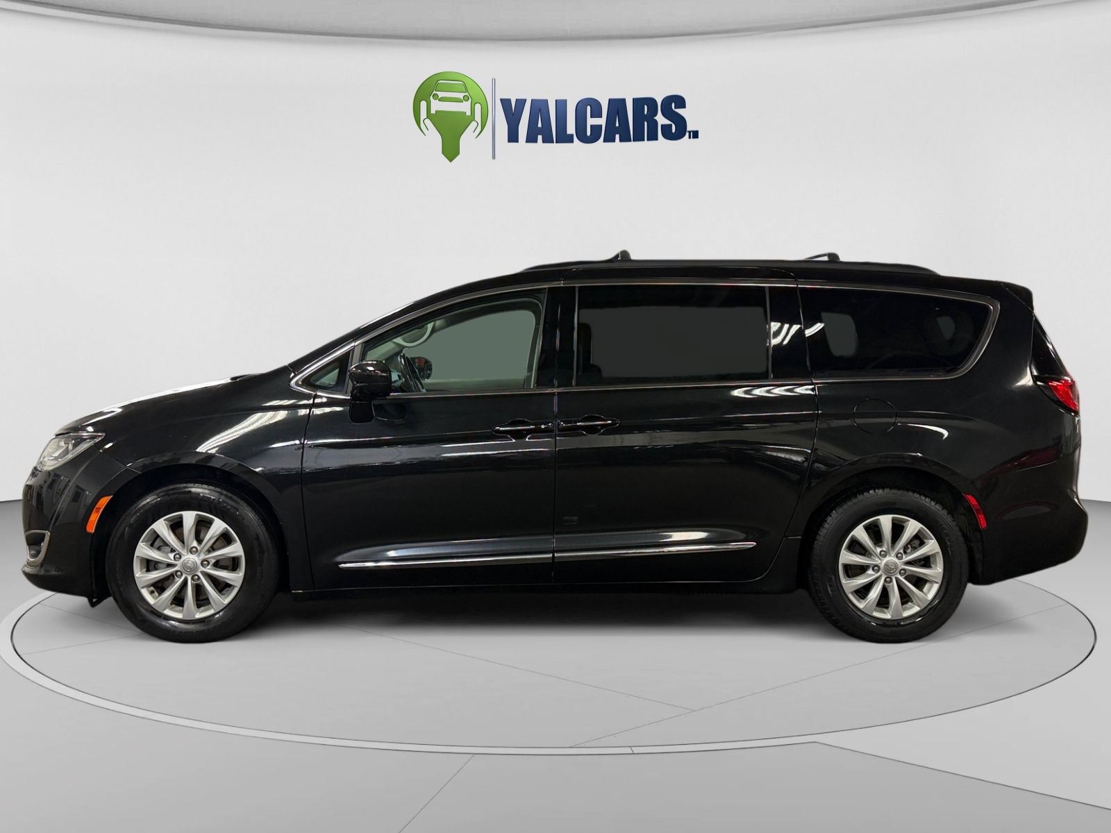 Used 2017 Chrysler Pacifica Touring-L FWD image 2
