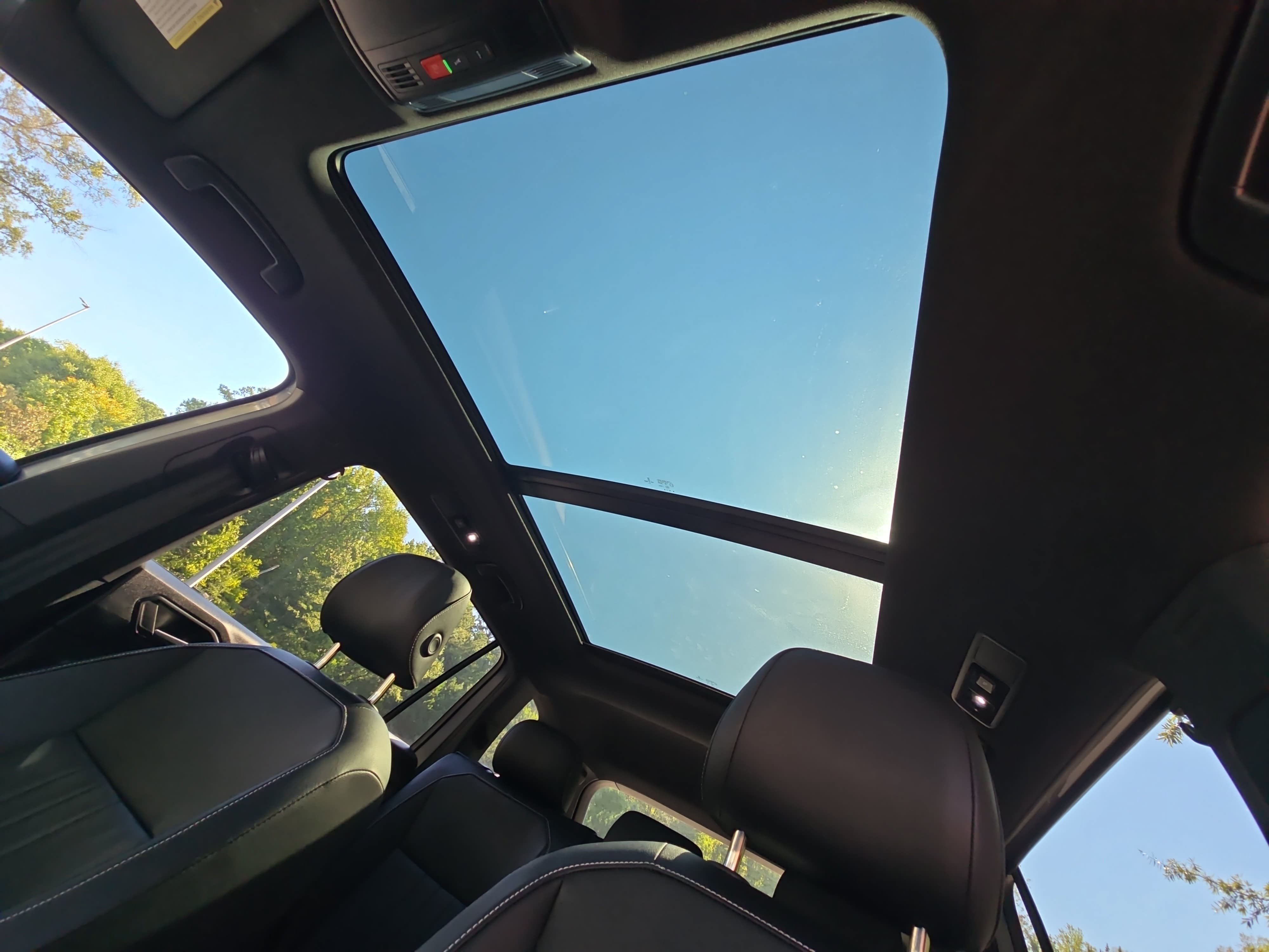 Certified 2022 Volkswagen Tiguan SE R-Line FWD image 32