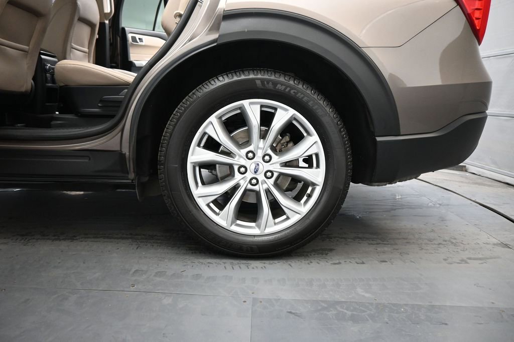 Used 2021 Ford Explorer XLT w/ Equipment Group 202A RWD image 22