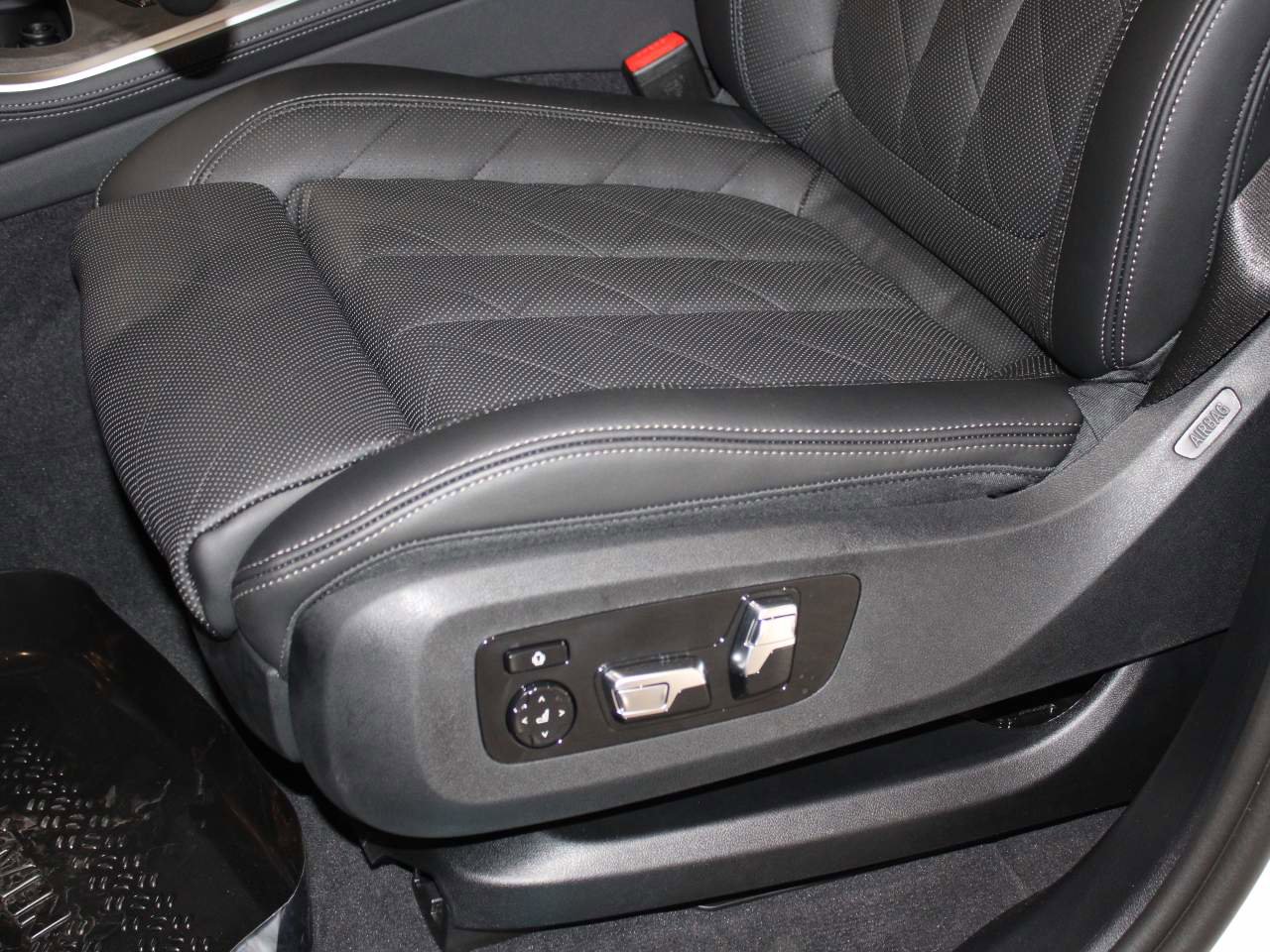 Certified 2026 BMW X5 sDrive40i w/ Executive Package RWD image 13