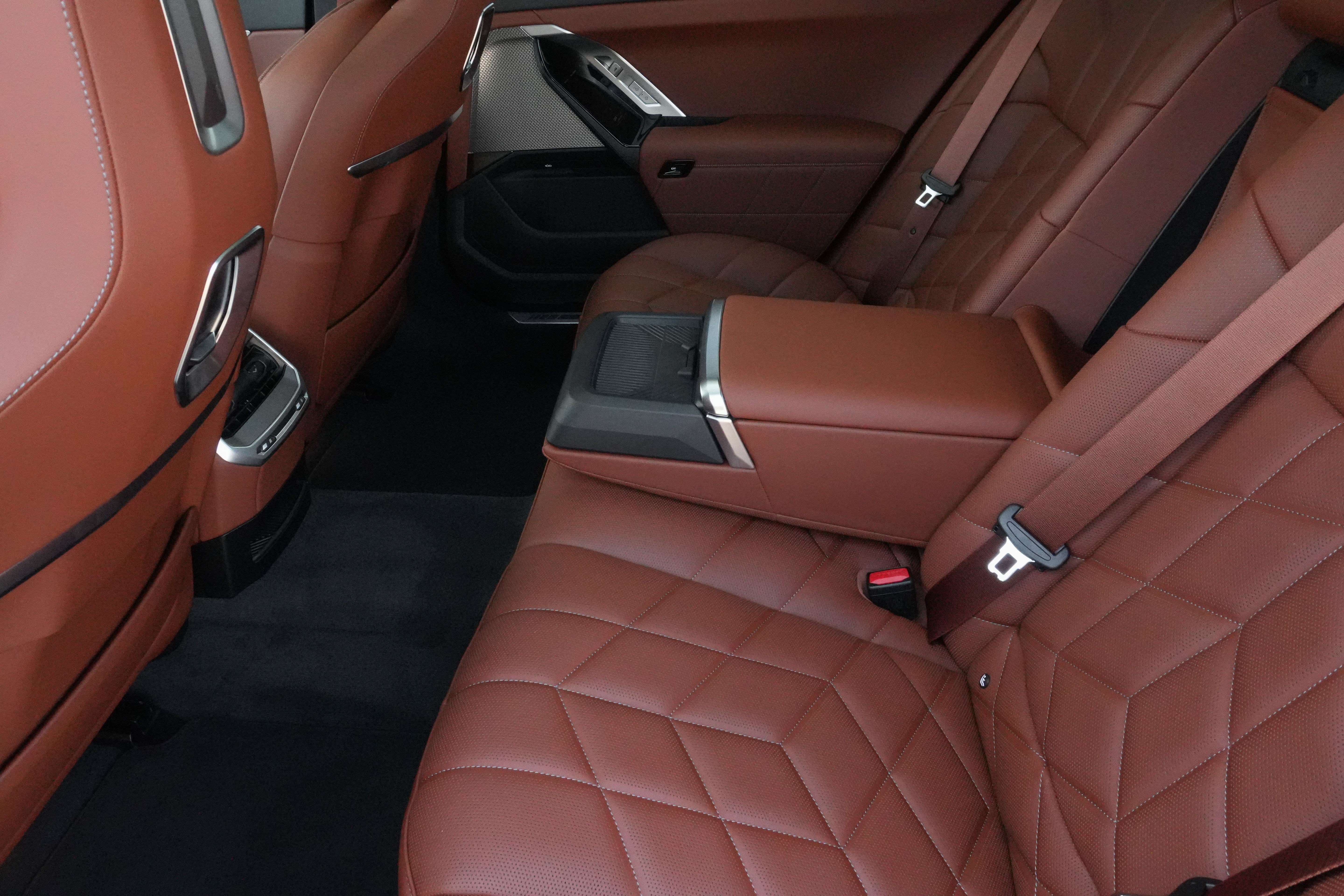Used 2026 BMW 750e xDrive AWD/4WD image 36