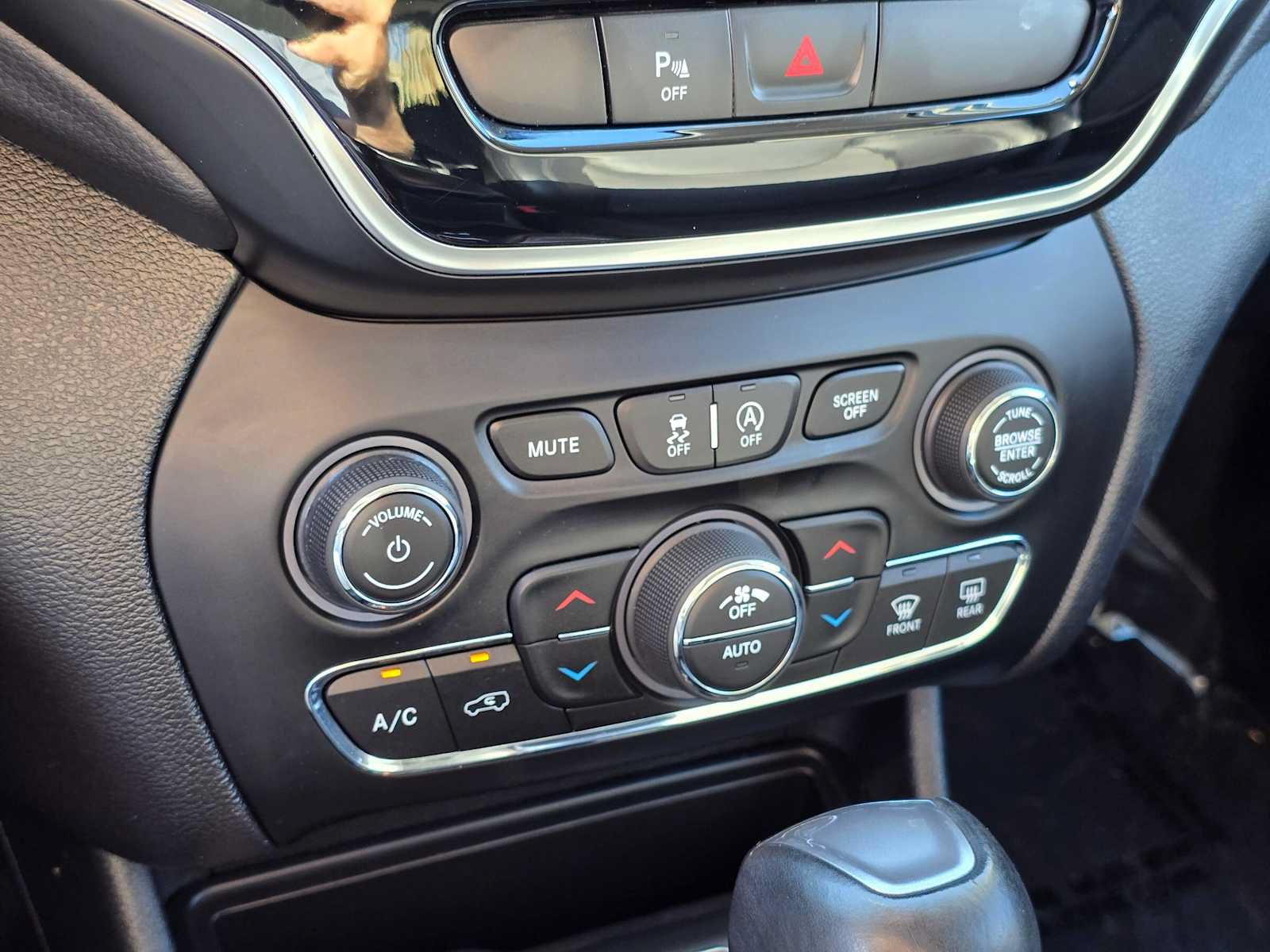 Used 2019 Jeep Cherokee Limited FWD image 28