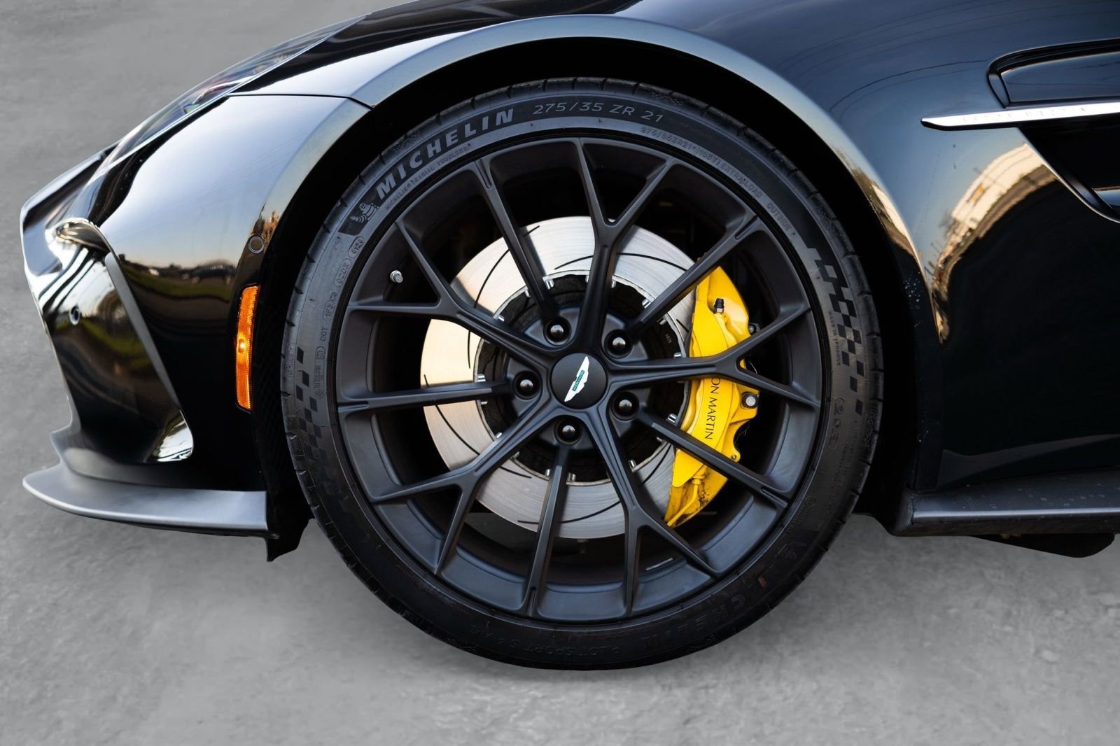 Used 2026 Aston Martin V8 Vantage Coupe RWD image 9