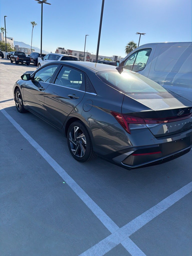Used 2025 Hyundai Elantra Limited FWD image 3