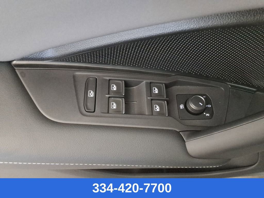 New 2025 Volkswagen Tiguan SE image 18