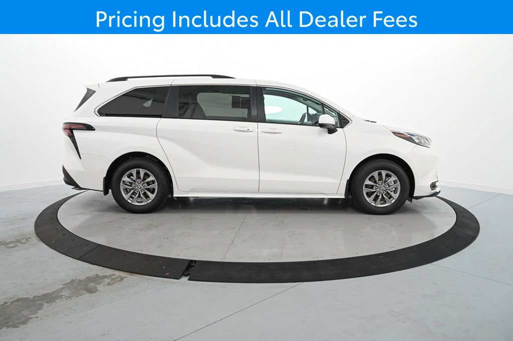 New 2026 Toyota Sienna LE FWD image 5
