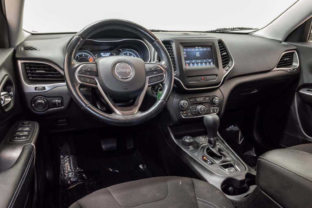 Used 2020 Jeep Cherokee Latitude w/ Cold Weather Group AWD/4WD image 9
