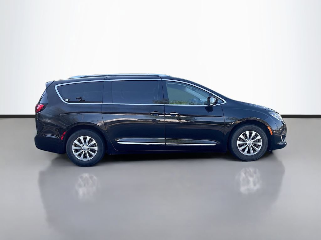 Used 2019 Chrysler Pacifica Touring-L image 2