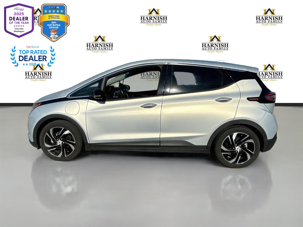 Used 2023 Chevrolet Bolt LT w/ Infotainment Package FWD image 2