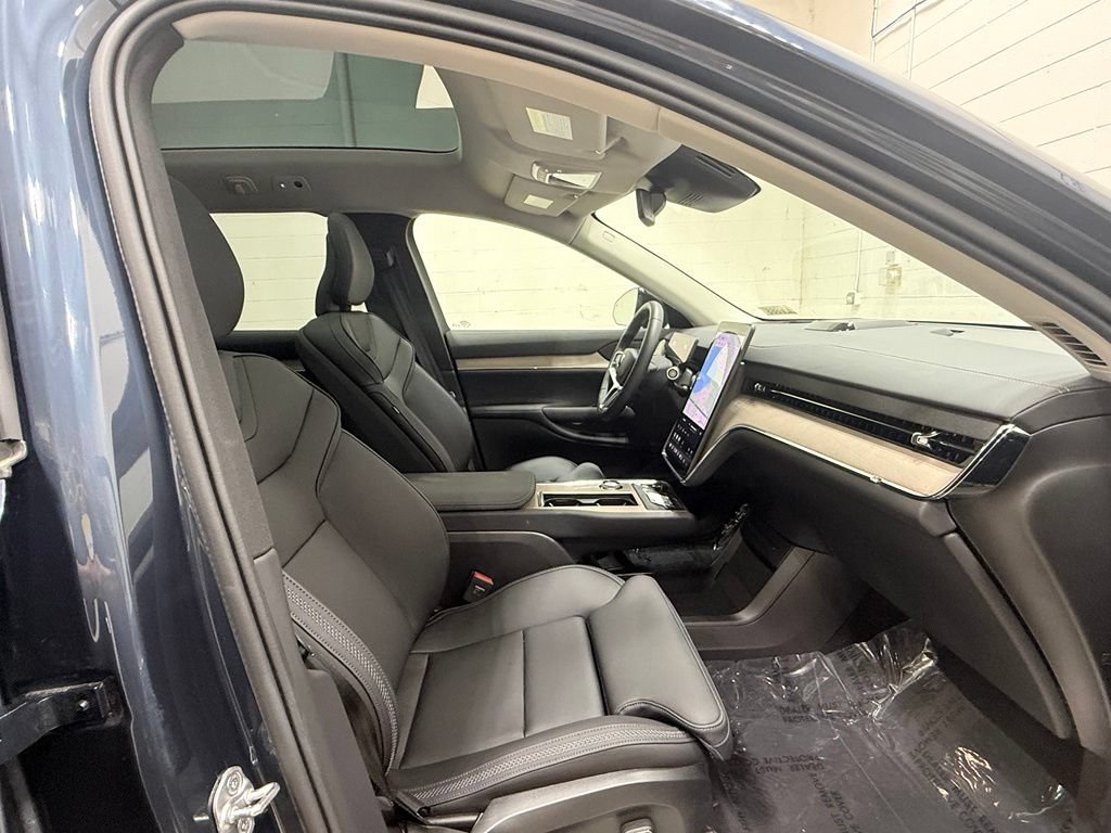 Used 2025 Volvo EX90 Ultra AWD/4WD image 38