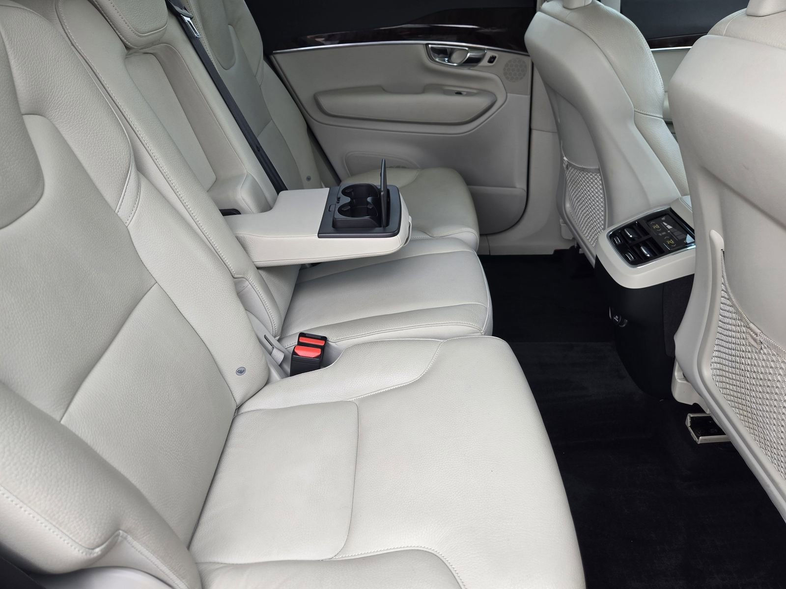 Used 2016 Volvo XC90 T6 Momentum w/ Momentum Plus Package AWD/4WD image 35