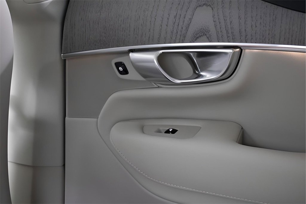 Certified 2025 Volvo XC90 T8 Plus w/ Protection Package Premier image 33