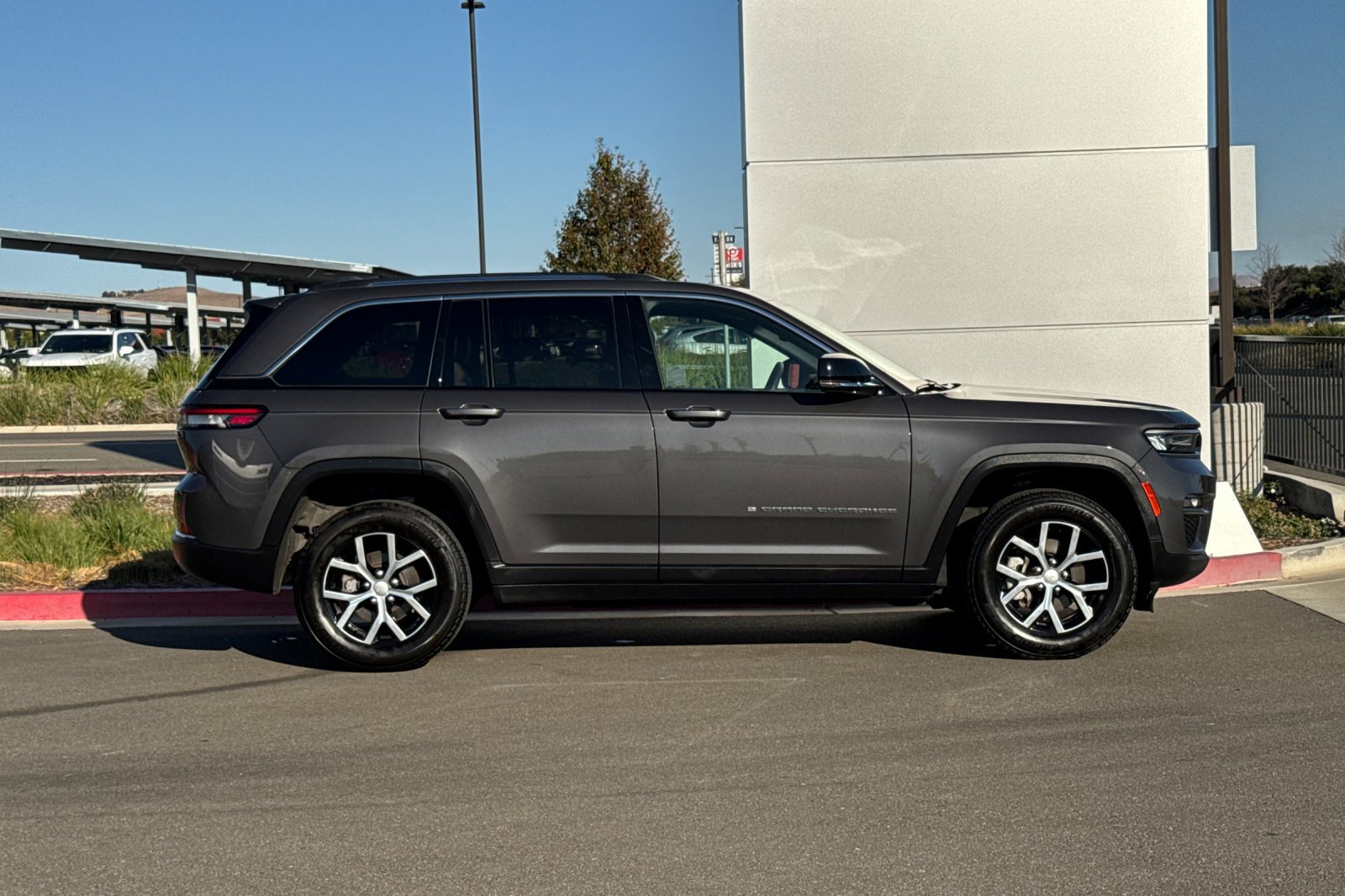 Used 2023 Jeep Grand Cherokee Limited w/ Trailer Tow Prep Group (B) AWD/4WD image 3