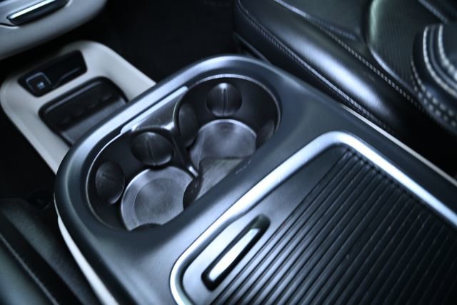 Used 2023 Chrysler Pacifica Touring-L image 27