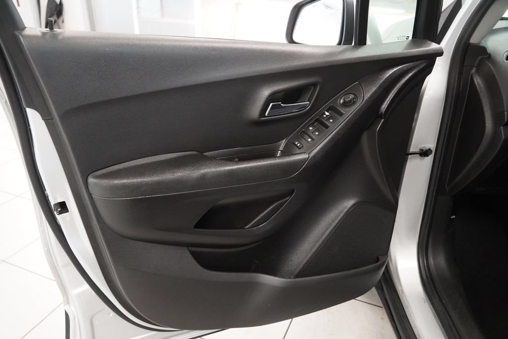 Used 2020 Chevrolet Trax LS AWD/4WD image 5