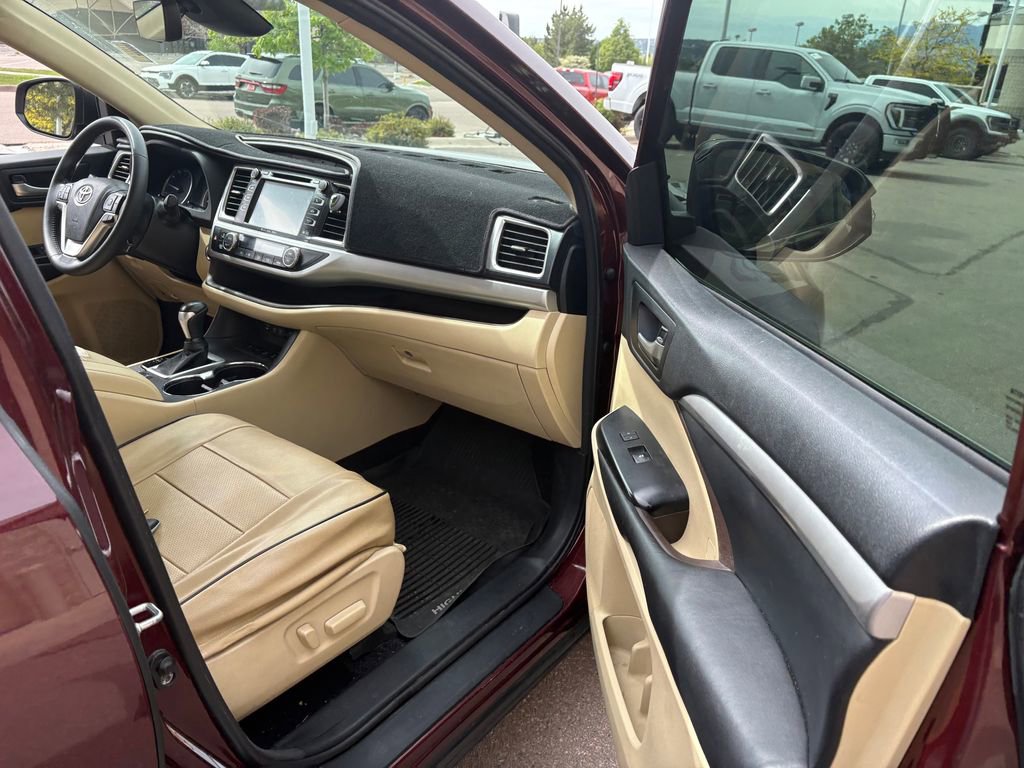 Used 2018 Toyota Highlander XLE AWD/4WD image 29