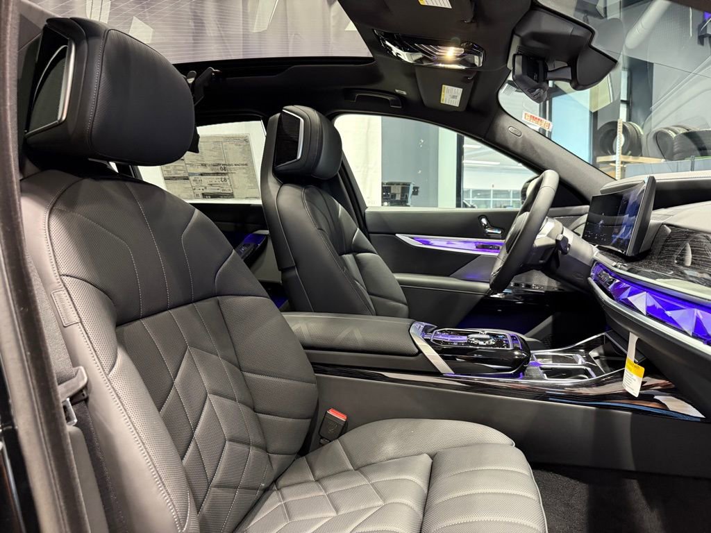 Used 2025 BMW i7 xDrive60 w/ Premium Package image 25