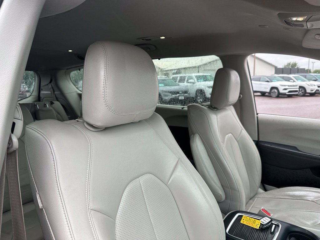 Used 2018 Chrysler Pacifica Touring-L Plus FWD image 31