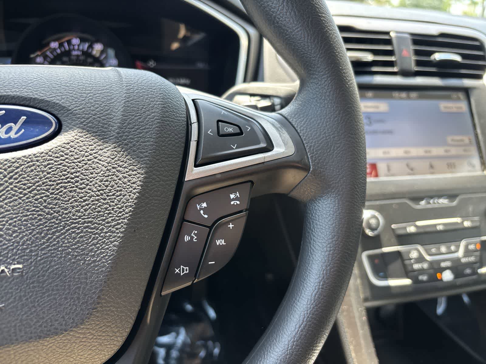 Used 2019 Ford Fusion SE FWD image 12