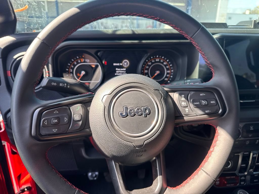 Used 2024 Jeep Gladiator Rubicon AWD/4WD image 9