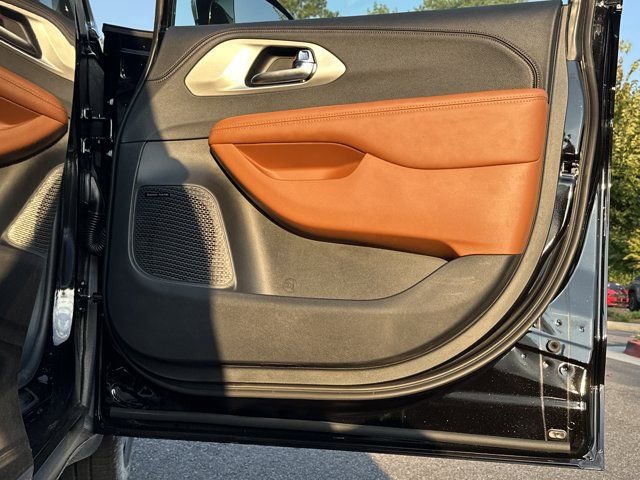 New 2026 Chrysler Pacifica Pinnacle image 14