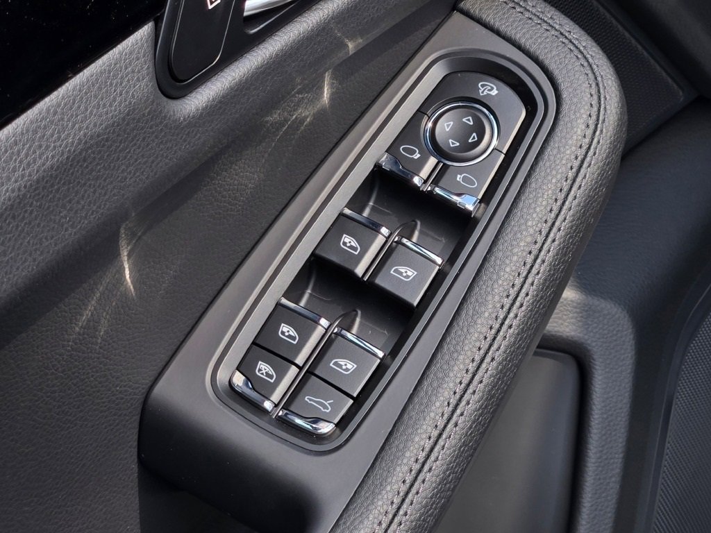 New 2026 Porsche Macan image 17