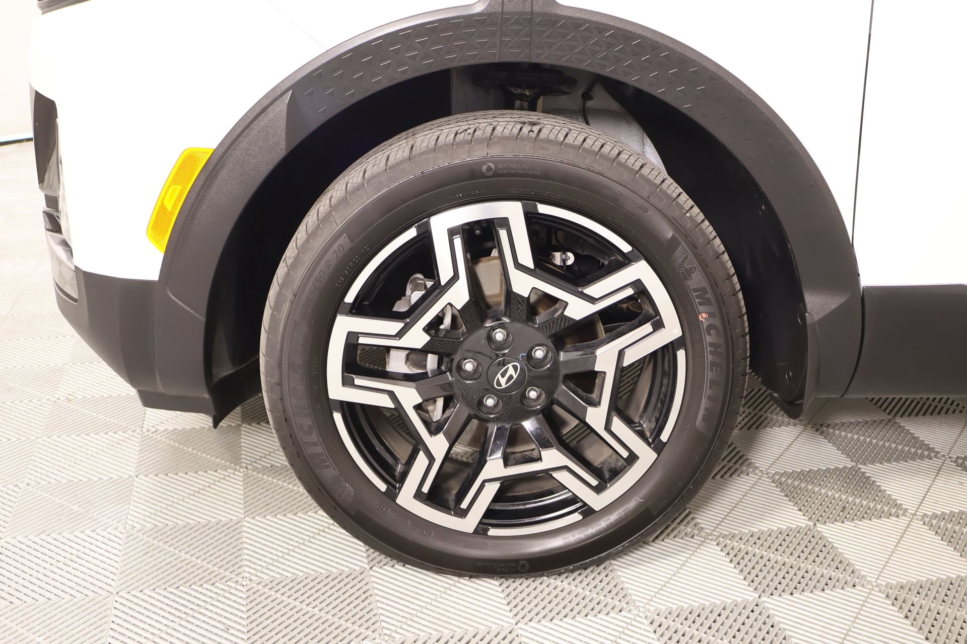 Certified 2025 Hyundai Santa Cruz Limited image 18