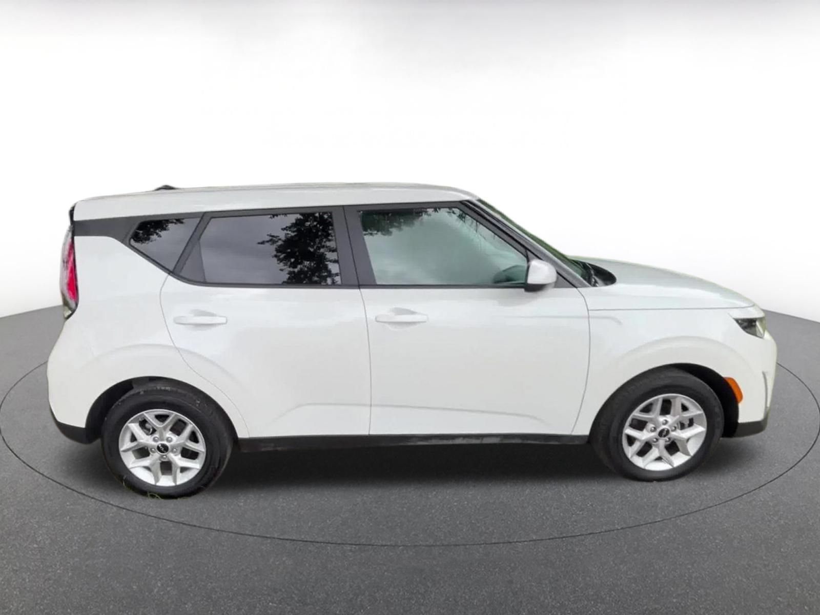 Used 2025 Kia Soul LX w/ LX Technology Package FWD image 16