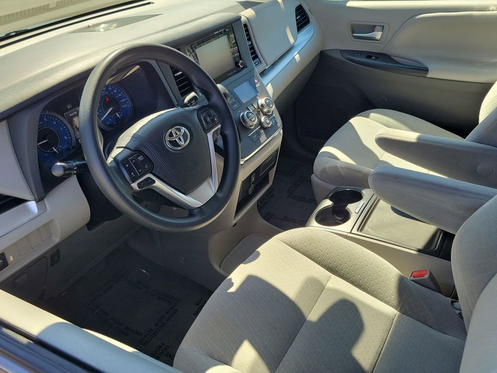 Used 2018 Toyota Sienna LE w/ Carpet Mat Package image 10