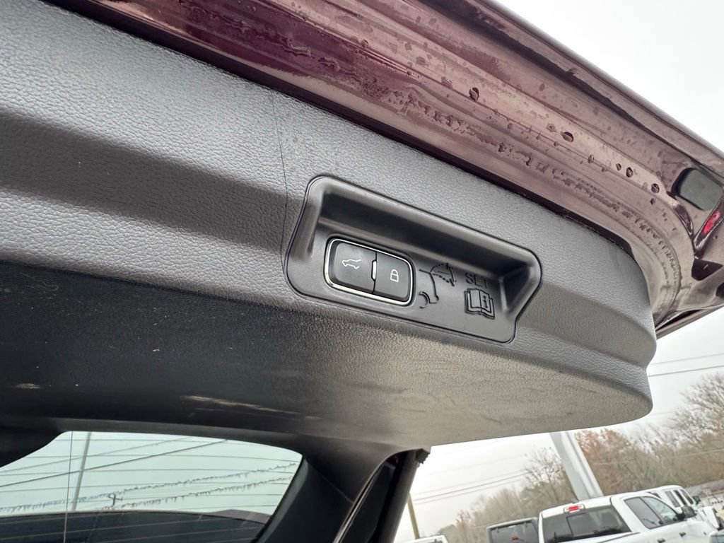 Used 2022 Ford Explorer XLT w/ Equipment Group 202A image 6