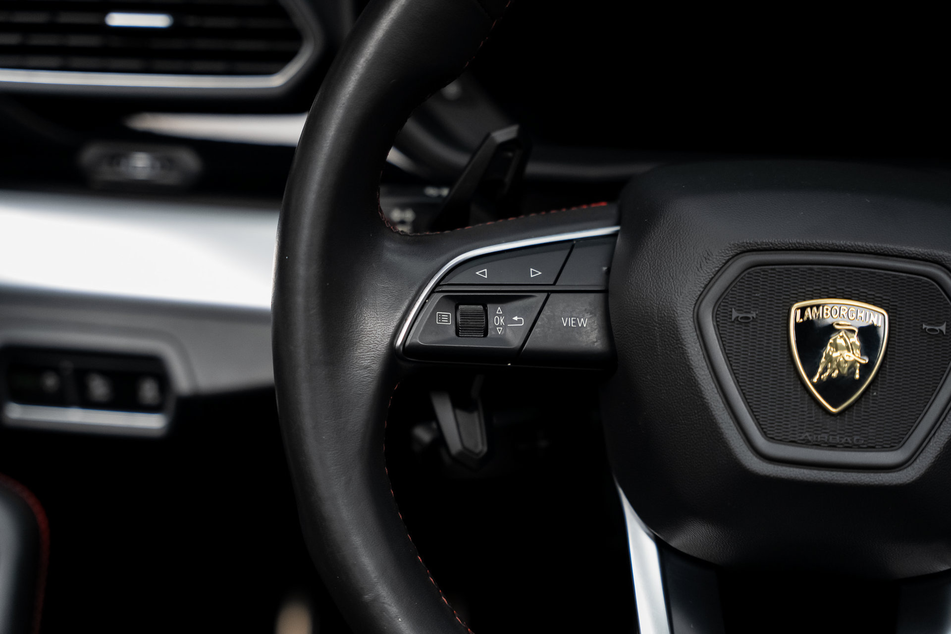 Used 2019 Lamborghini Urus AWD/4WD image 43