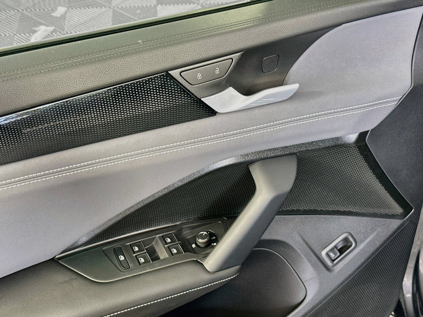 New 2026 Volkswagen Tiguan SE AWD/4WD image 17