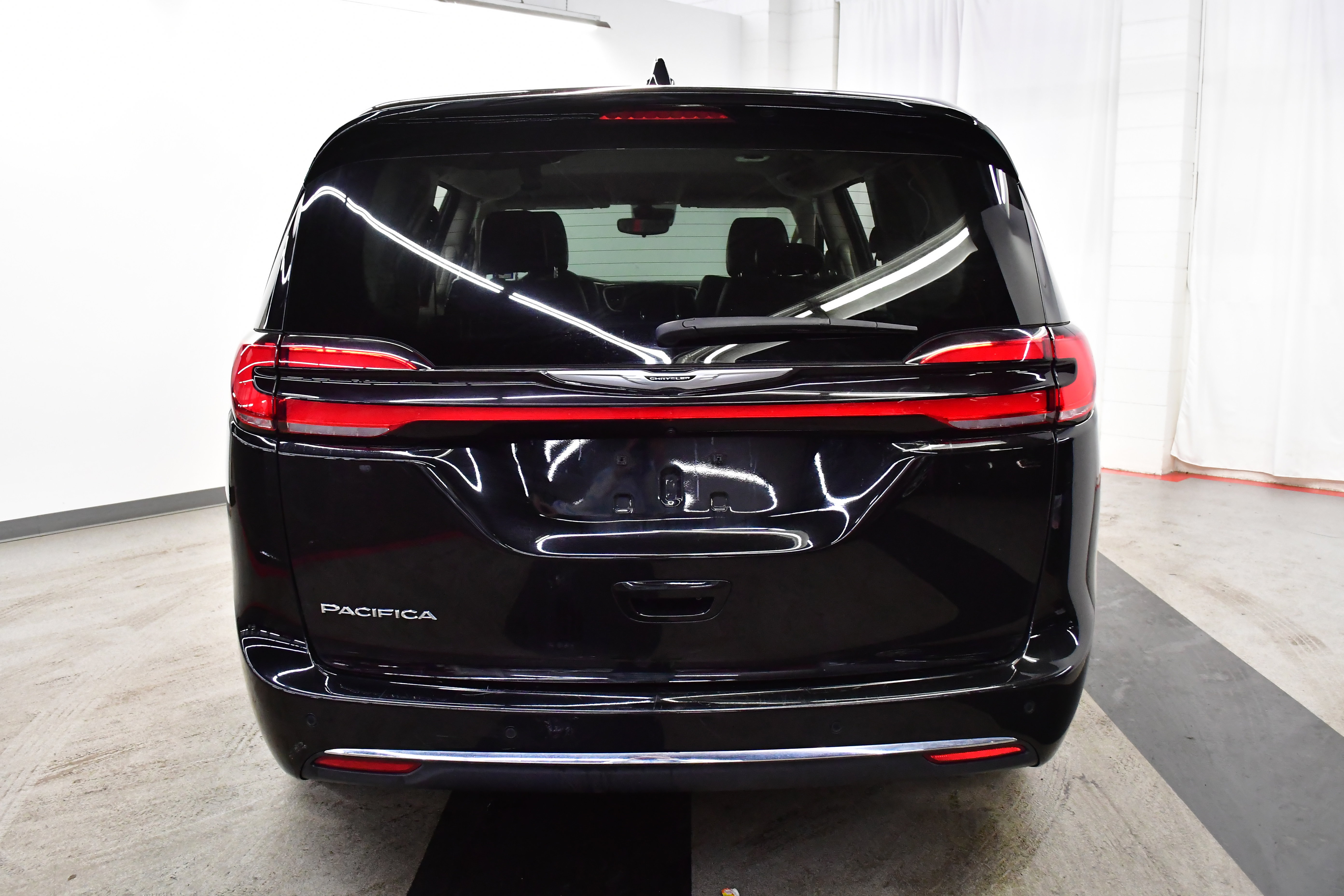 Used 2024 Chrysler Pacifica Touring-L image 10