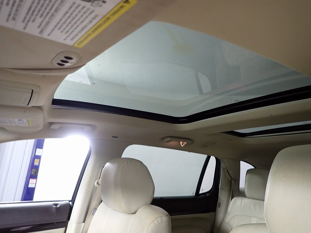 Used 2019 Lincoln MKT AWD image 2