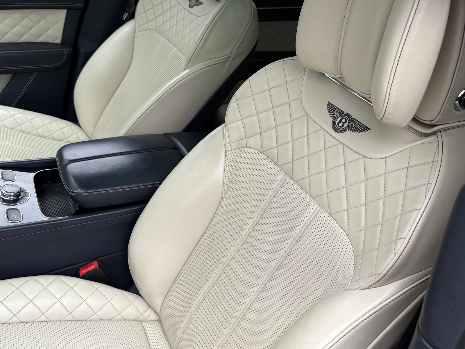 Used 2019 Bentley Bentayga AWD/4WD image 37