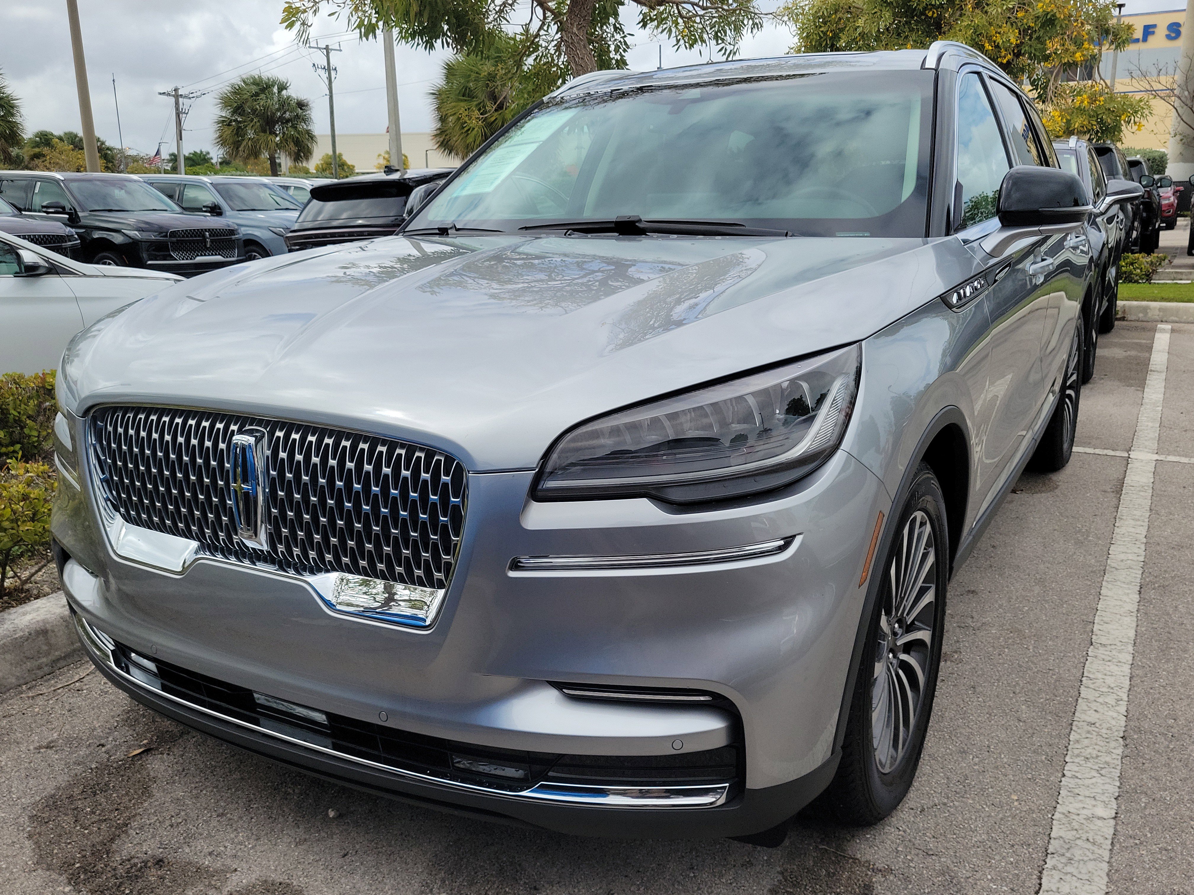 Used 2023 Lincoln Aviator 2WD w/ Premium Package image 2