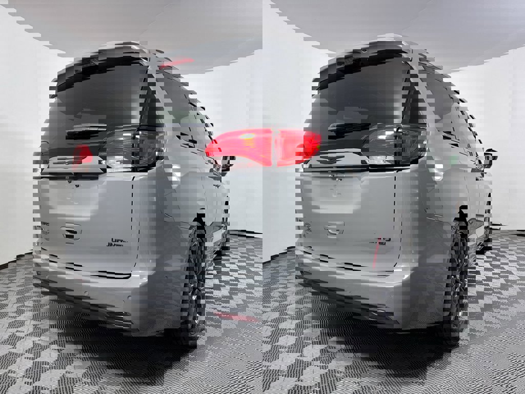 Used 2020 Chrysler Pacifica Limited w/ Advanced Safetytec Group image 23