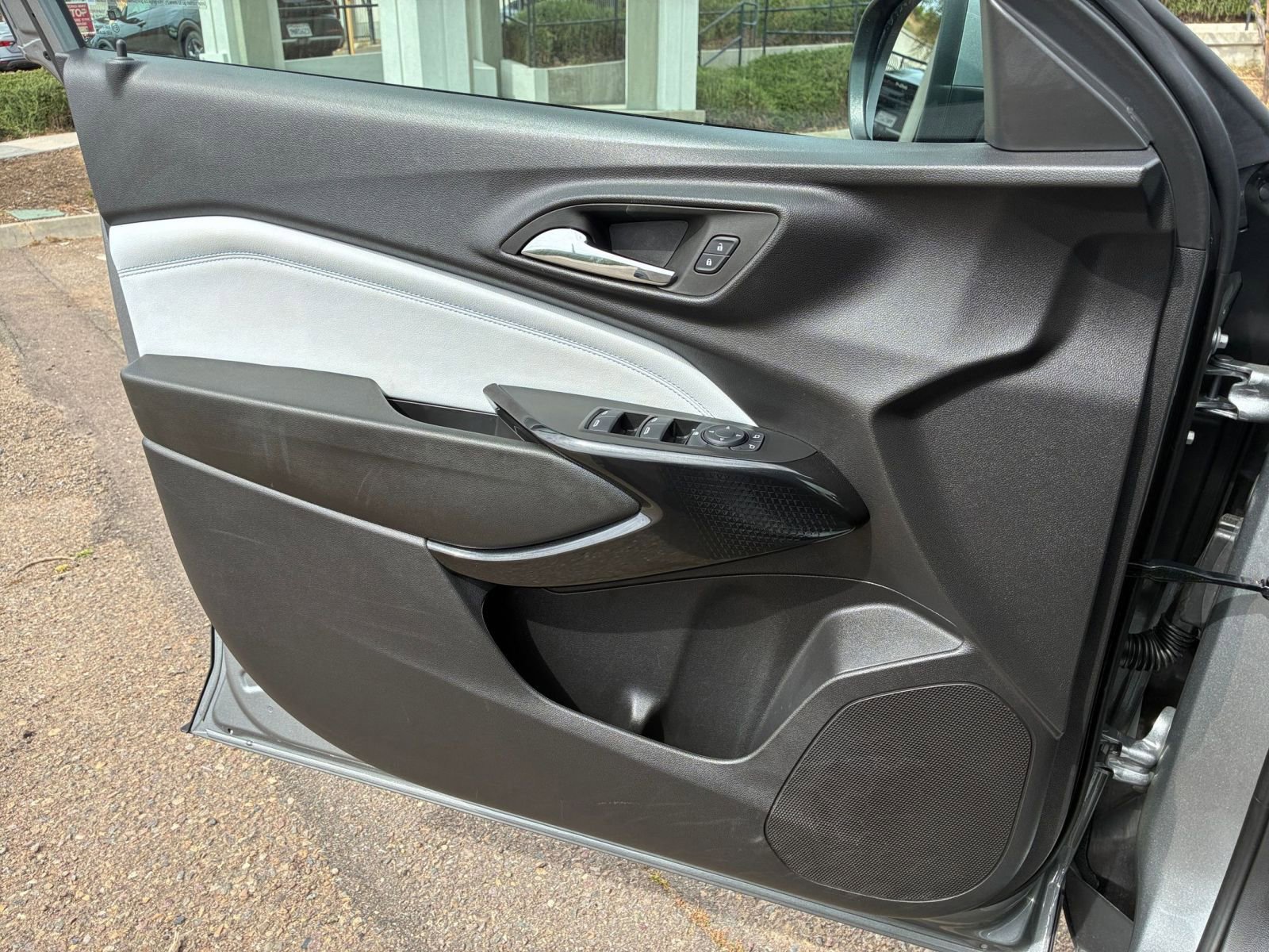 Used 2025 Chevrolet Trax LT w/ LT Convenience Package FWD image 18