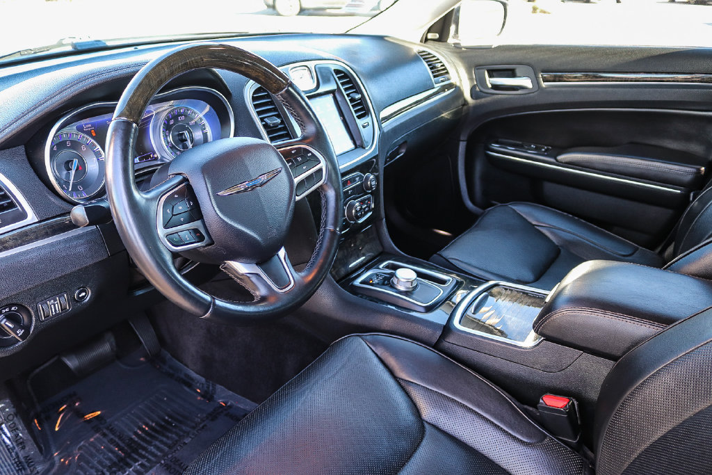 Used 2018 Chrysler 300 Limited AWD/4WD image 17