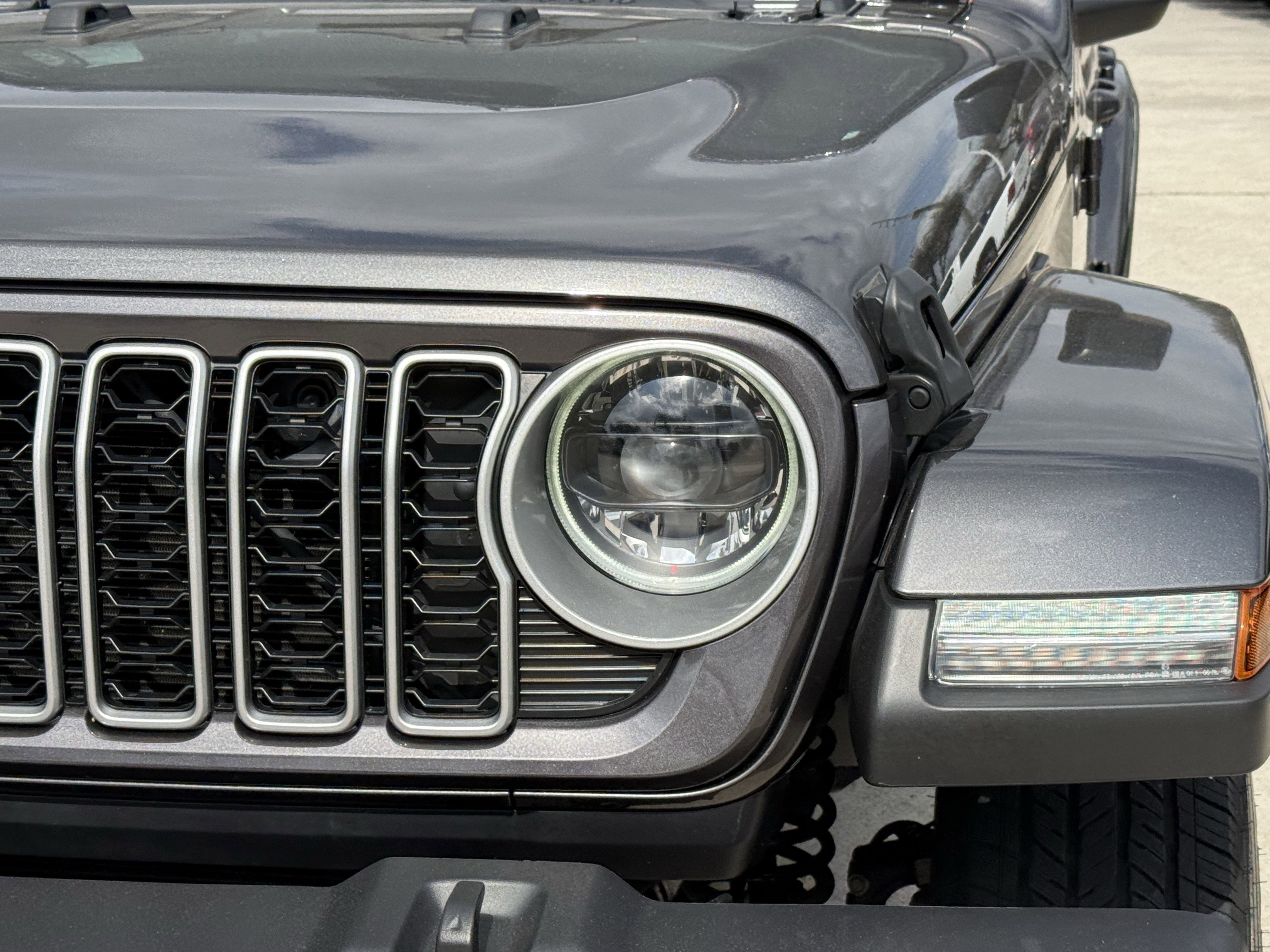 Used 2025 Jeep Wrangler Sahara image 12