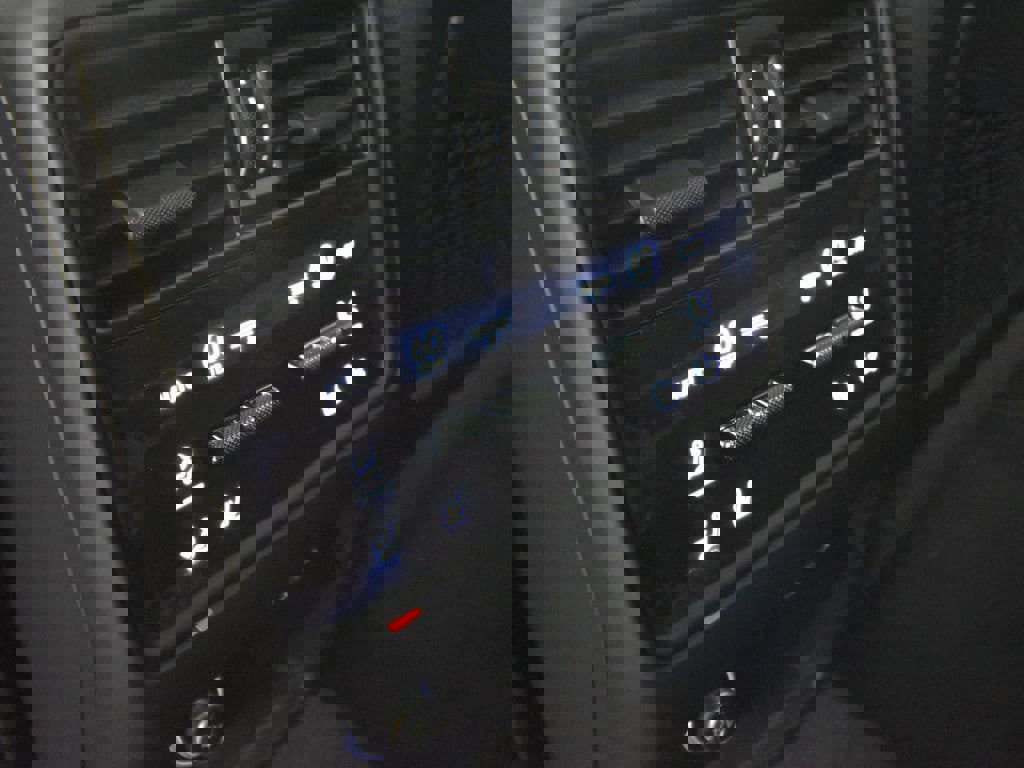 Used 2025 Porsche Cayenne image 37