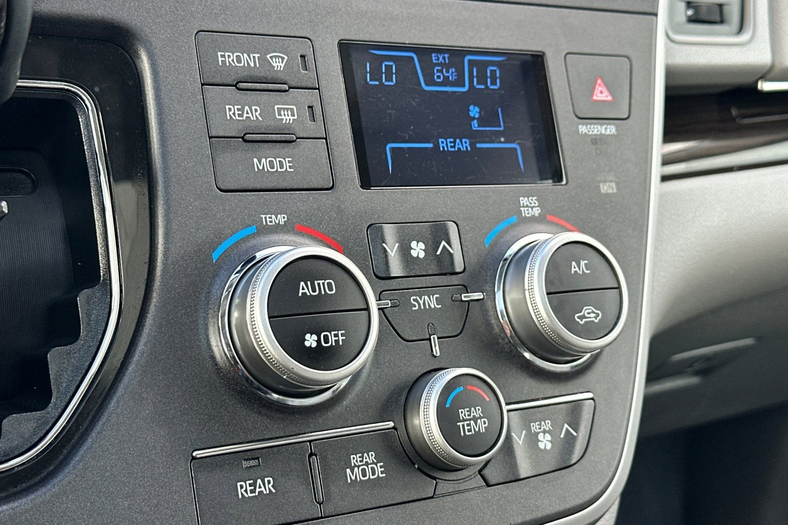 Used 2020 Toyota Sienna XLE FWD image 22
