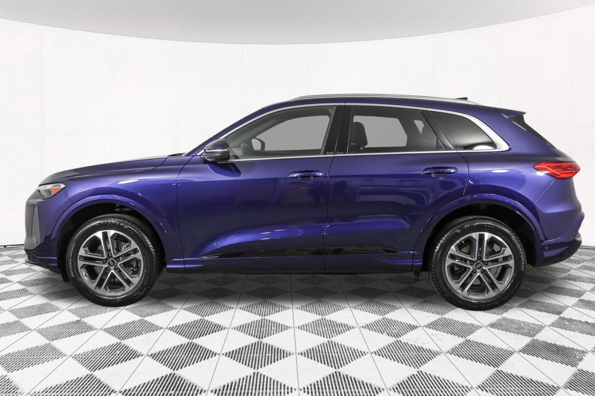 Used 2025 Audi Q5 Premium w/ Convenience Package AWD/4WD image 23