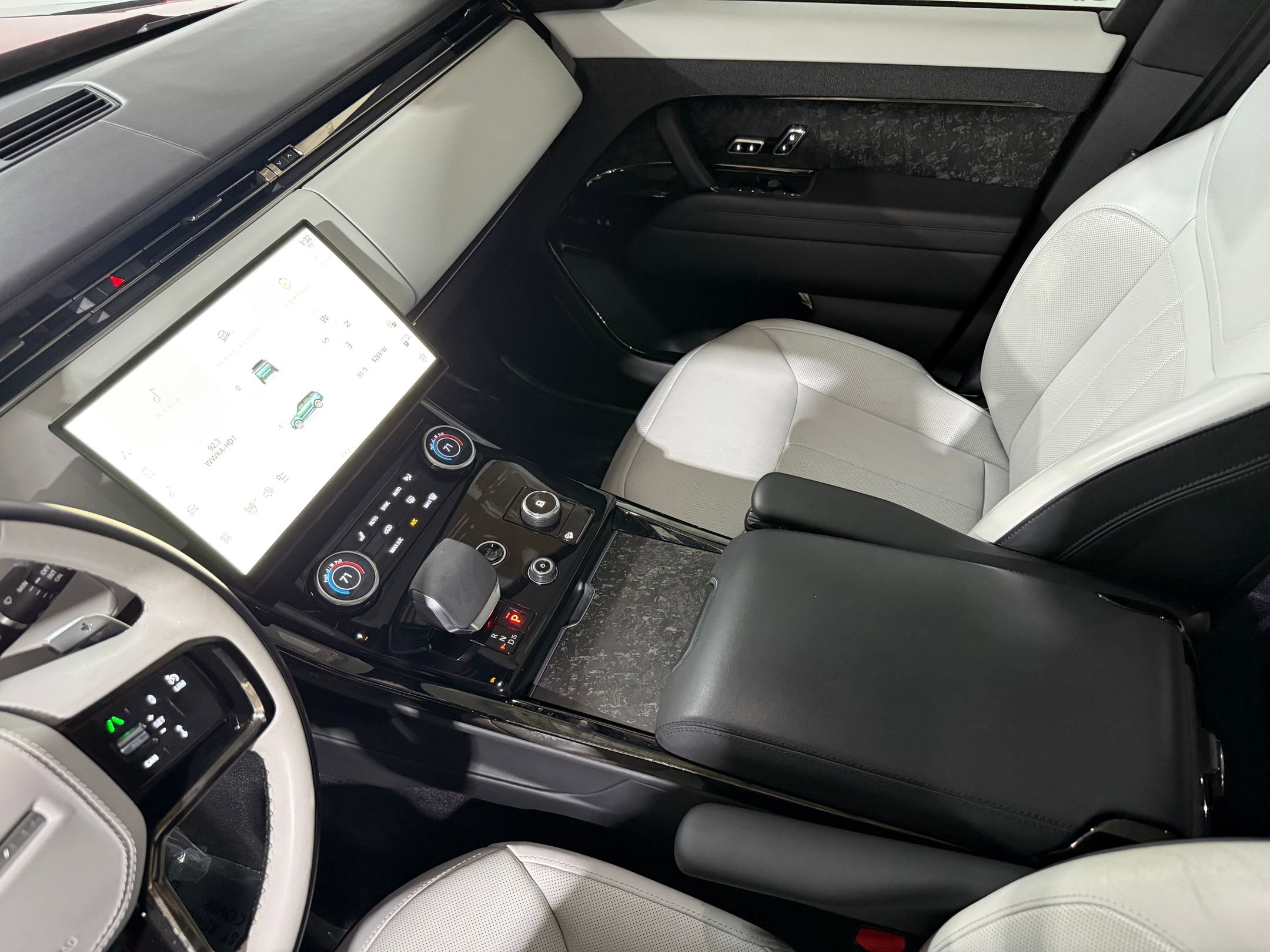 Used 2023 Land Rover Range Rover Sport SE Dynamic image 39