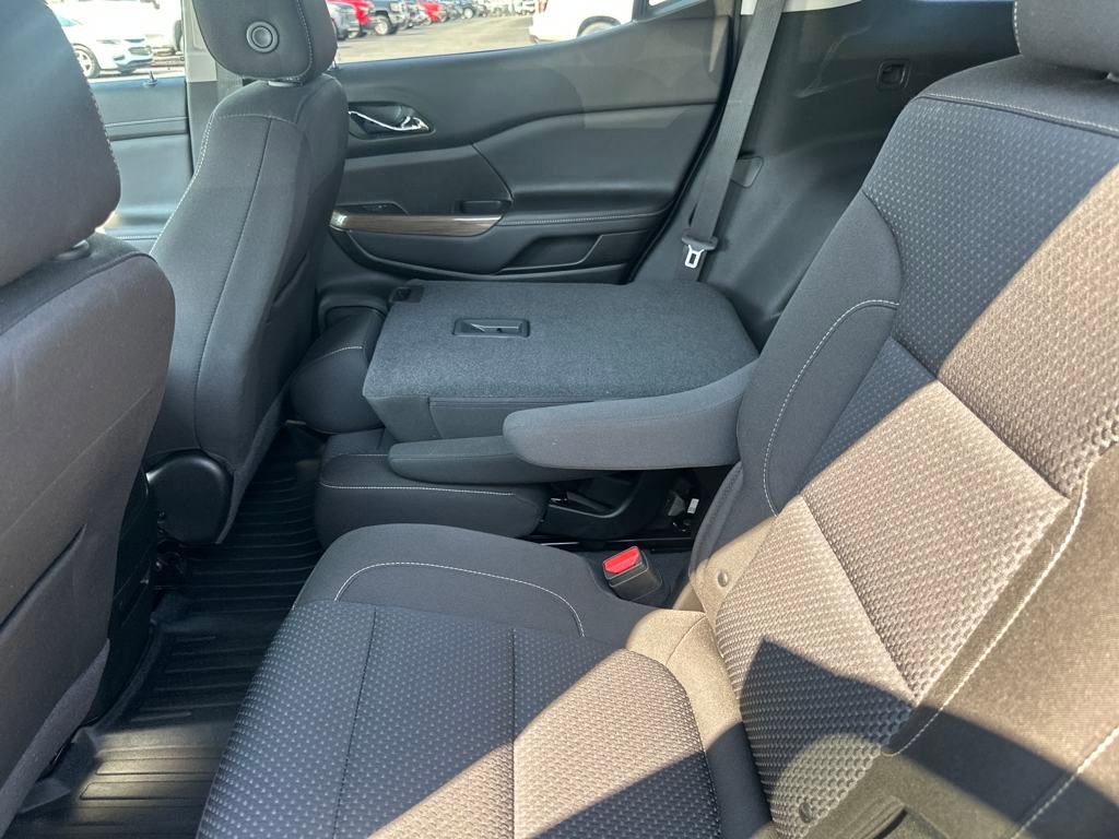 Used 2023 GMC Acadia SLE image 27