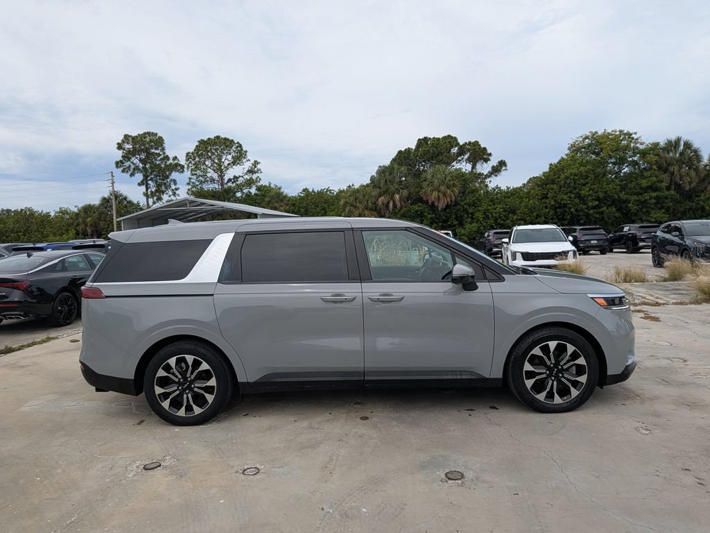 Used 2024 Kia Carnival EX FWD image 9