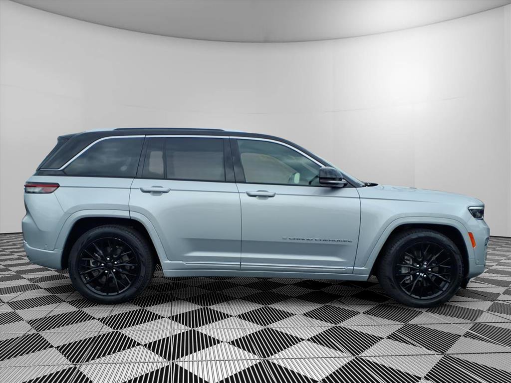 Used 2022 Jeep Grand Cherokee Summit w/ Luxury Tech Group V AWD/4WD image 30